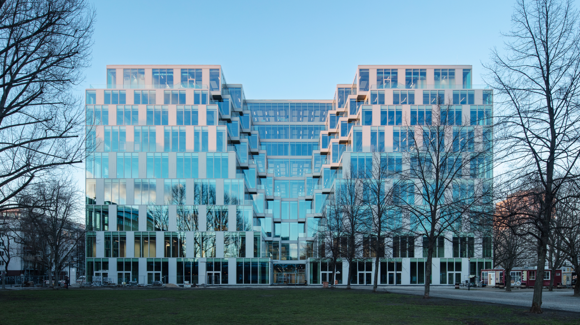 The new unitised curtain wall on the existing superstructure, UP! Berlin © HGEsch