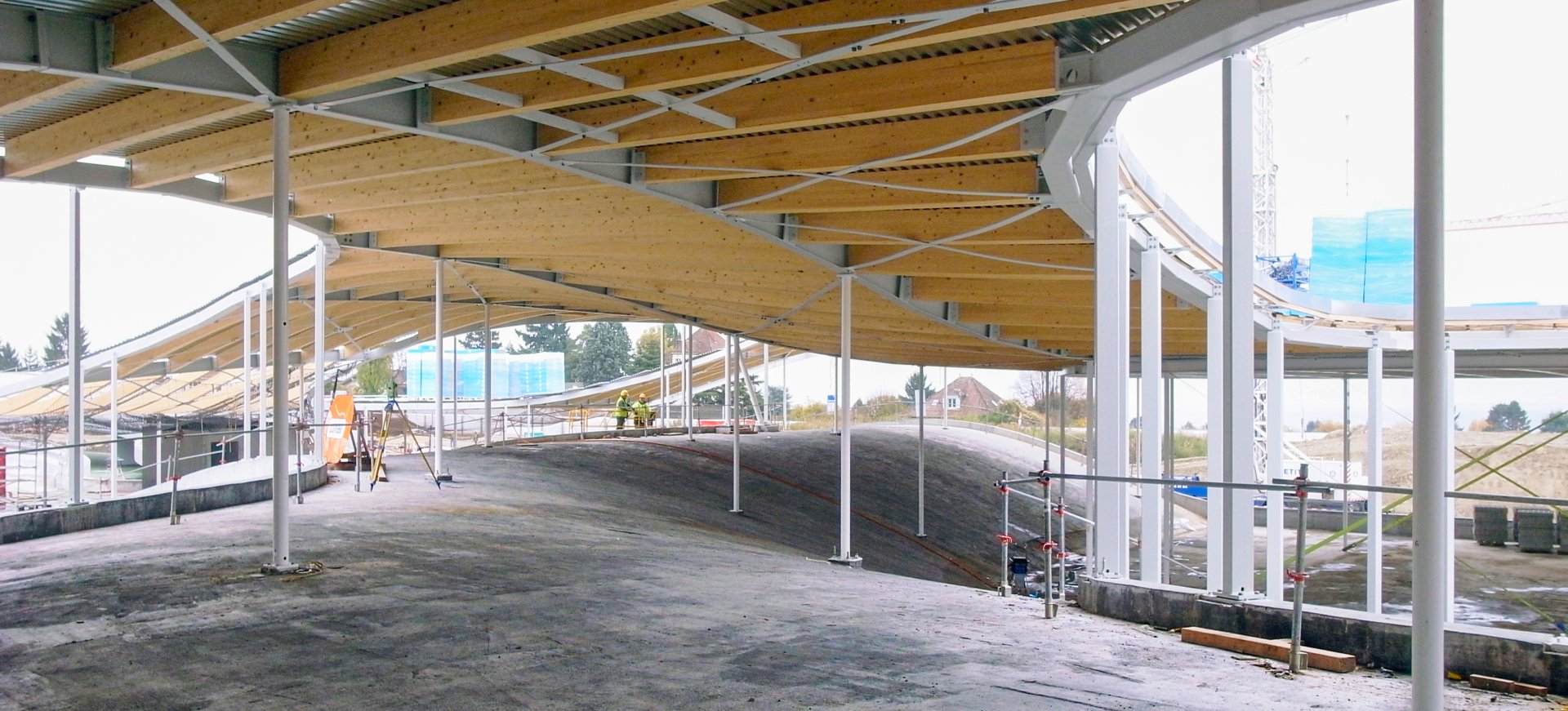 EPFL Rolex-Learning Center, large shell with its steel and timber roof during installation