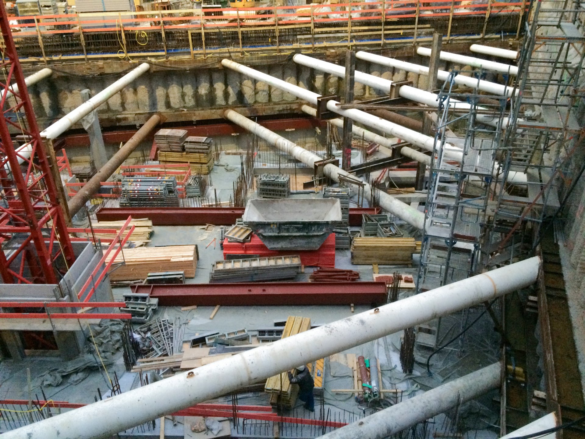 Deutsche Bank Campus, excavation pit from above, neatly stacked building material, pipes running through the construction pit